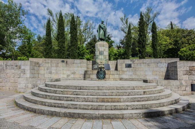 Porto: Guimarães & Braga Tour With Entry Tickets and Lunch - Guimarães: Portugals Birthplace