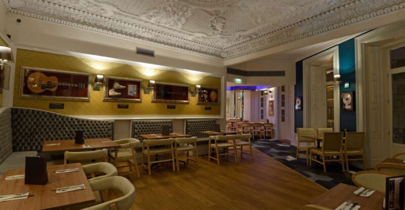 Porto: Hard Rock Cafe Skip-The-Line With Set Menu - Location and Accessibility