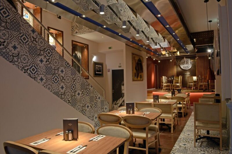 Porto: Hard Rock Cafe Skip-The-Line With Set Menu - Menu and Dining Options