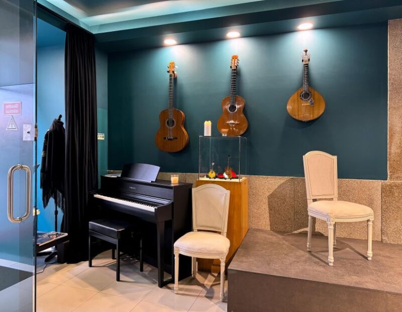 Porto: Historic São Bentos Exclusive Fado Show W/ Port Wine - Performance Highlights