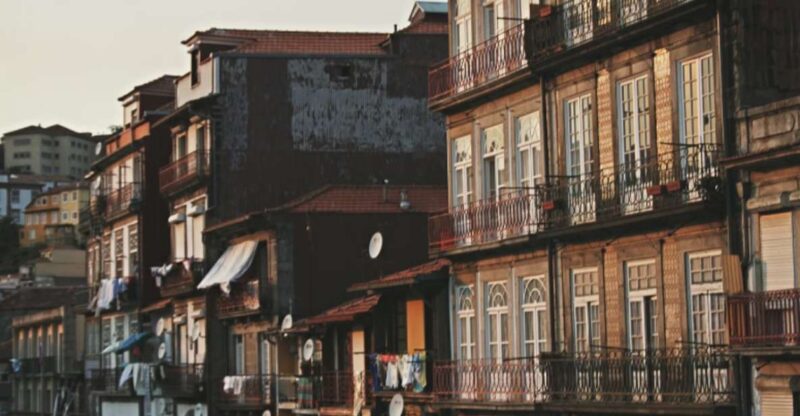 Porto Old Ribiera Wall Walking Tour - Key Points