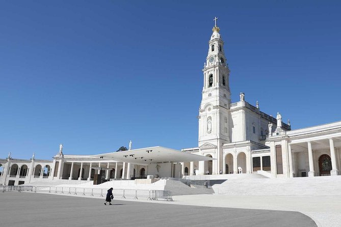Porto to Lisbon With a Stop at Aveiro, Coimbra, Fátima, Nazaré, and Óbidos Private - Exploring Óbidos