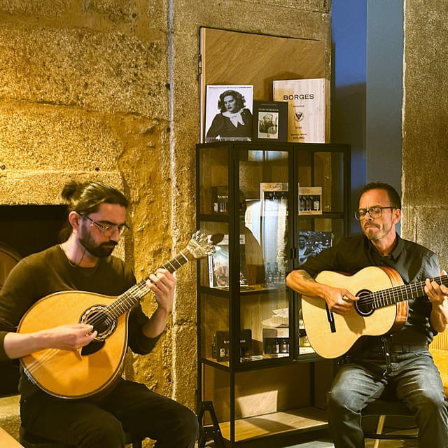 Porto: Traditional Fado Show With Welcome Drink - Interaction With Fado Musicians