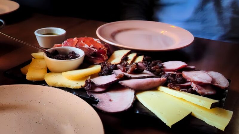 Porto: Wine Tour & One Hour Fado Show | All Included - Wine and Food Pairings