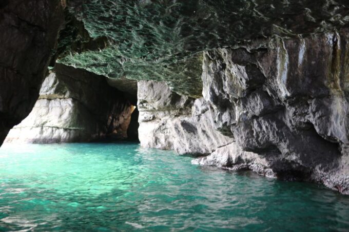 Positano: Amalfi Coast Group Guided Boat Tour With Prosecco - Stops for Swimming