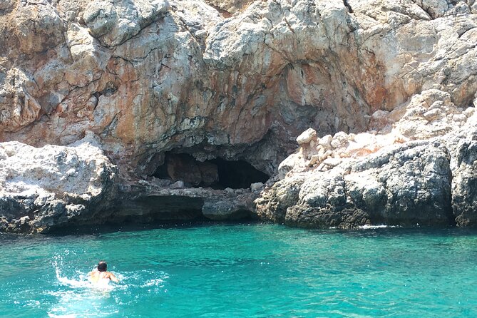 Powerboat Tour Theodorou Island Half Day - Onboard Amenities and Refreshments