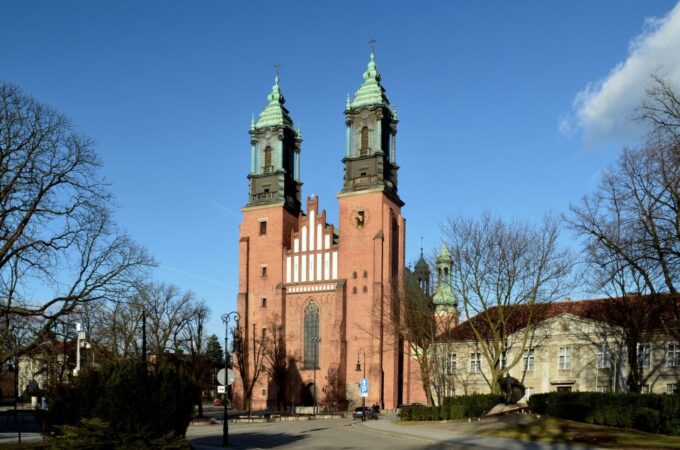 Poznan: Srodka District and Cathedral Island Private Walking - Visiting Cathedral Island