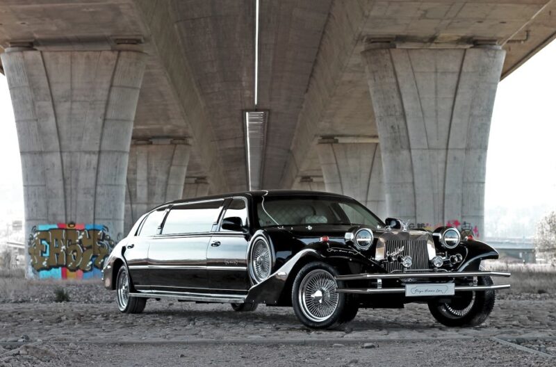 Prague: 1-Hour Vintage Limousine Rental - Stylish and Clean Limousine
