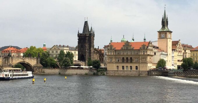 Prague: 1-Hour Vltava River Cruise - Cruise Duration and Price