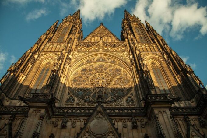 Prague: 3-Hour Old Town and Prague Castle Tour in German - Meeting Point and Recommendations