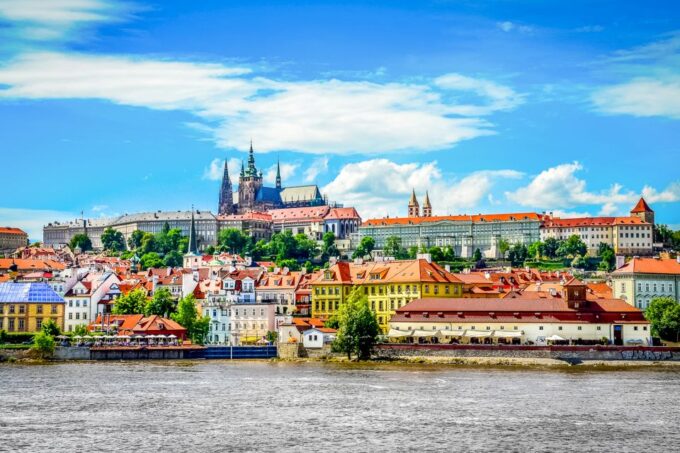 Prague: 45-Minute Sightseeing Cruise to Devils Channel - Amenities and Requirements