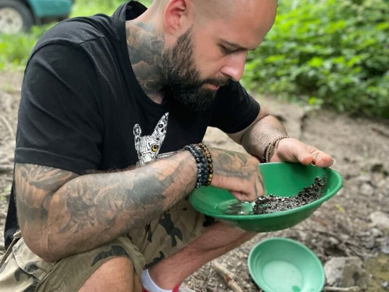 Prague: Bohemian Uplands Garnet Panning&Animal Farm 4WD Tour - Culinary Experience