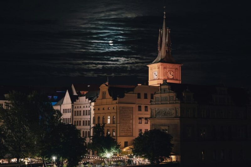 PRAGUE BY NIGHT - Guide and Accessibility