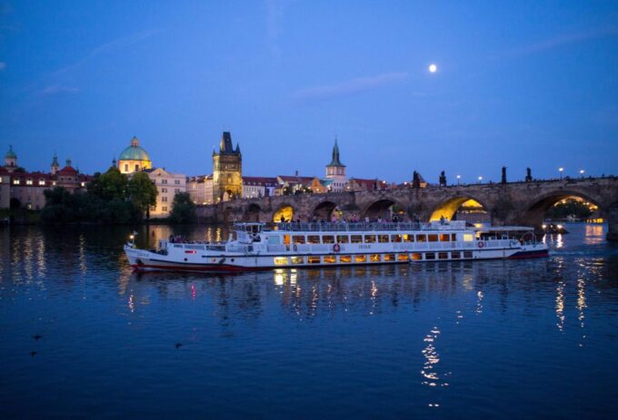 Prague: City Tour and Dinner Cruise With Hotel Pickup - Discovering the Jewish Quarter