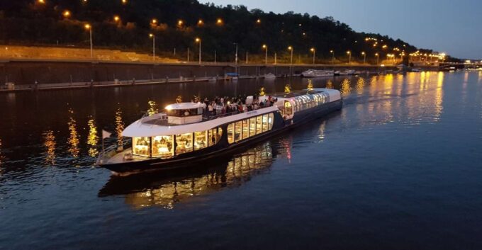 Prague: City Tour and Dinner Cruise With Hotel Pickup - Cruising the Vltava River