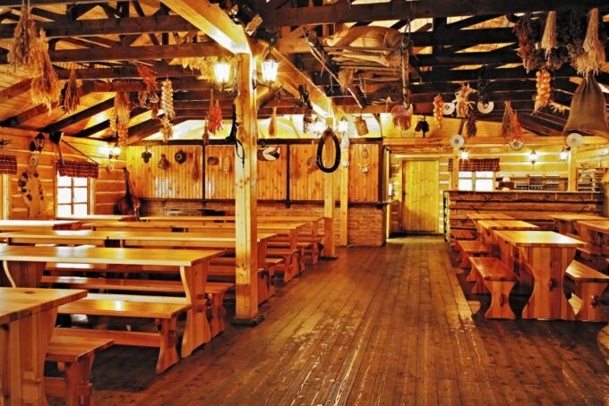 Prague: Czech Folklore Evening With Unlimited Drinks - Dining Experience