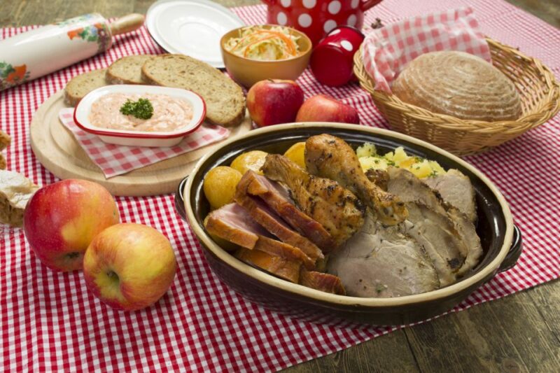 Prague: Folkloric Dinner Show With Unlimited Drinks - Key Points