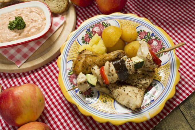 Prague: Folkloric Dinner Show With Unlimited Drinks - Transportation Options