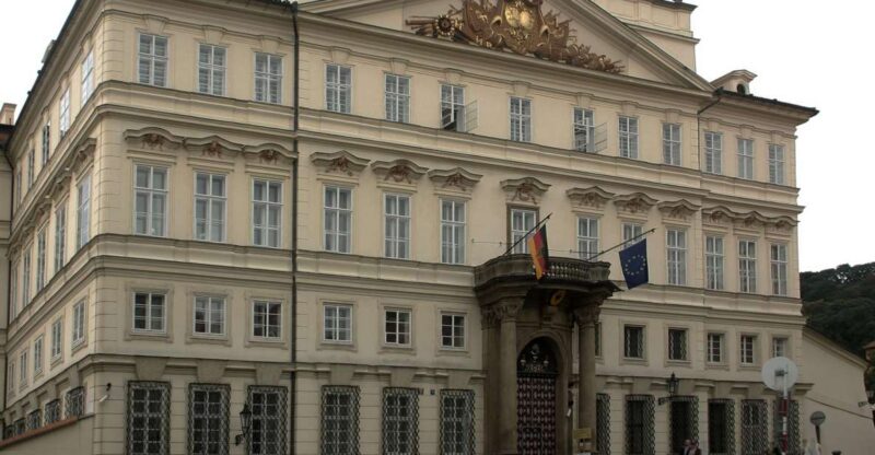 Prague: Highlights Walking Tour to the German Embassy 1989 - Key Points