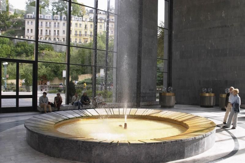 Prague: Karlovy Vary Tour With Lunch and Moser Museum Visit - Key Points