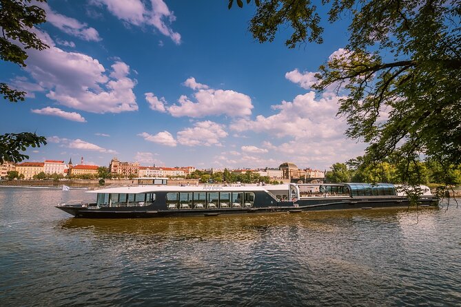 Prague Old Town Walking Tour With Buffet Lunch on a Boat - Traveler Feedback and Ratings