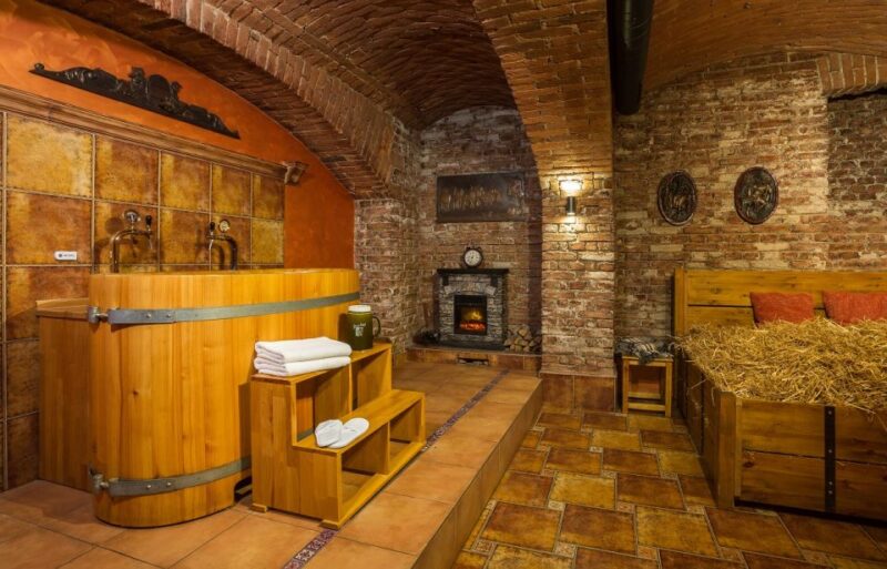 Prague: Private Beer and Wine Spa Experience With Drinks - Key Points