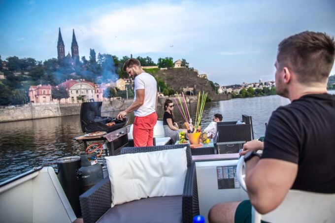 Prague: Private River Cruise With Unlimited Beer or Prosecco - Customer Ratings