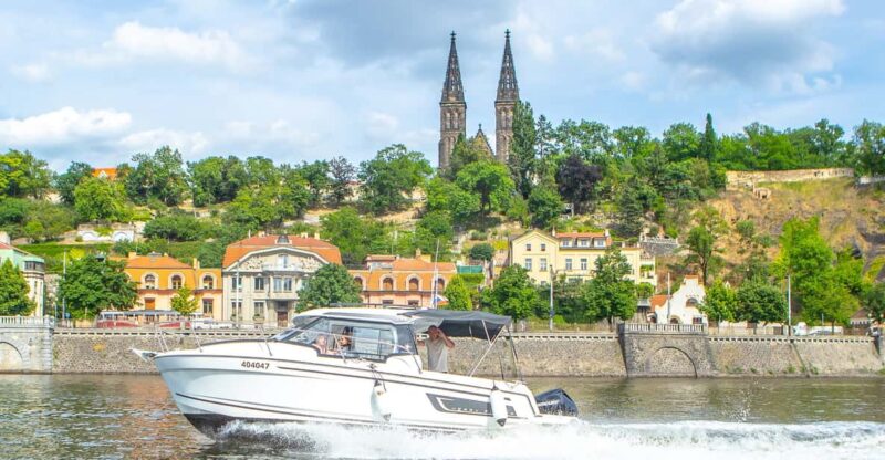 Prague: Private Vltava River Speedboat Cruise With Prosecco - Yacht Features and Safety