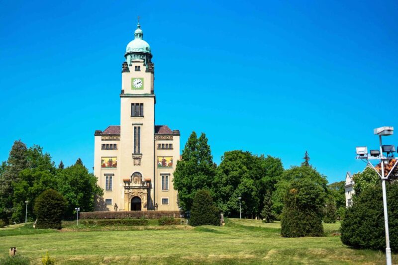 Prague: Psychiatric Hospital and Abandoned Cemetery Tour - Key Points