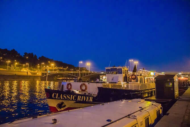 Prague: Sightseeing Boat Cruise With Buffet Dinner - Inclusions and Amenities