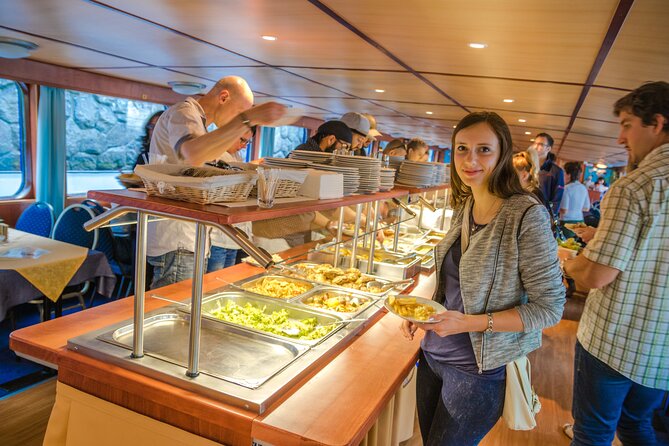 Prague: Sightseeing Boat Cruise With Buffet Dinner - Positive Aspects From Customer Reviews