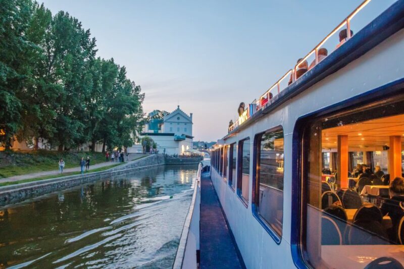 Prague: Sightseeing Boat Cruise With Buffet Dinner - Key Points