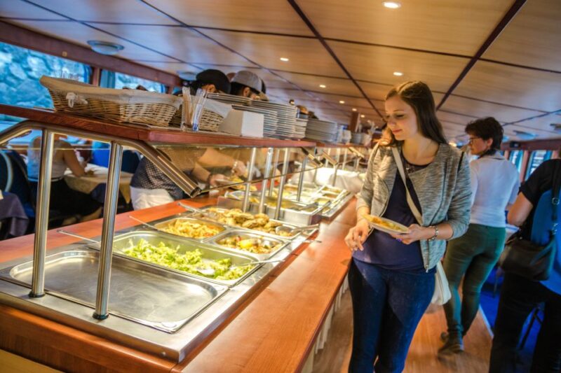 Prague: Sightseeing Boat Cruise With Buffet Dinner - Dining Experience