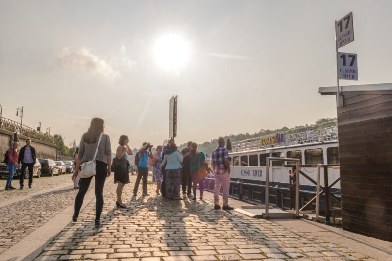 Prague: Sightseeing Boat Cruise With Buffet Dinner - Seating Options