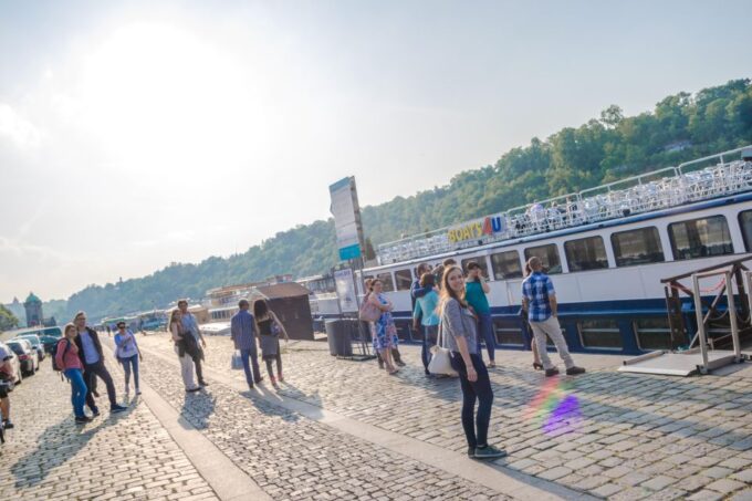 Prague: Sightseeing Boat Cruise With Buffet Dinner - Customer Ratings and Feedback
