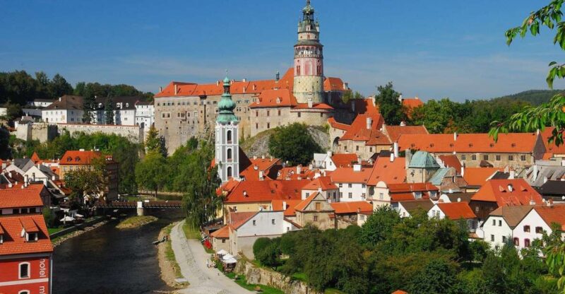 Prague: Sightseeing Transfer to Vienna via Cesky Krumlov - Included Services