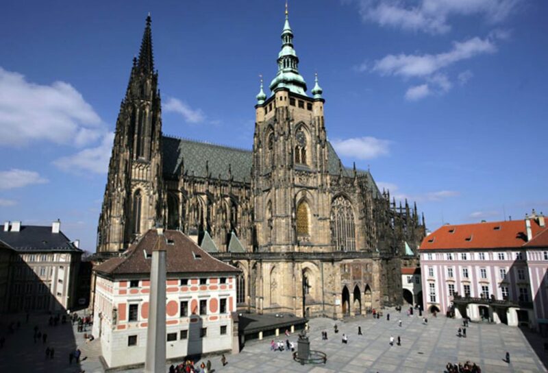 Prague: Stunning Viewpoints, Castle, City & Park Bike Tour - Participant Information