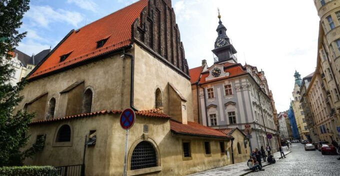 Prague: Synagogues and Jewish Quarter Private Walking Tour - Jewish History in Prague