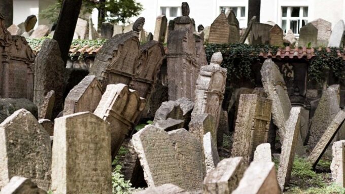 Prague: Synagogues and Jewish Quarter Private Walking Tour - Preserved Heritage