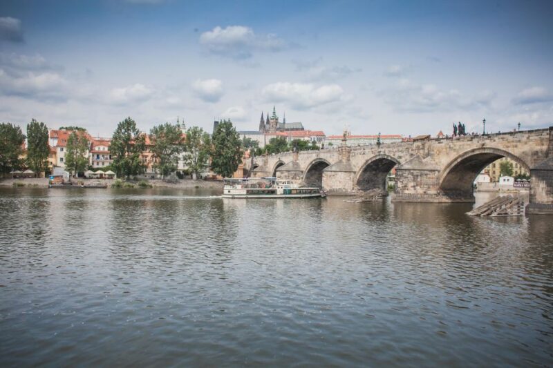 Prague: Vltava River Evening Dinner Cruise - Customer Feedback