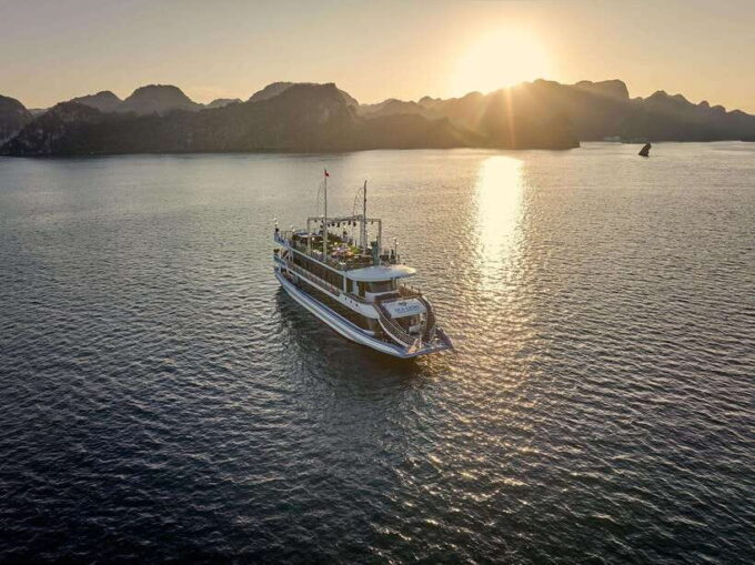 Premium Halong Day Cruise With Buffet Lunch, Cave & Island - Meeting Point and Arrival Time