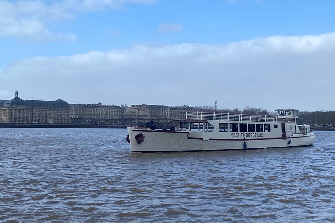 Prestige Commented Cruise Glass of Wine and Canelé in Bordeaux - Savoring the Iconic Canelé