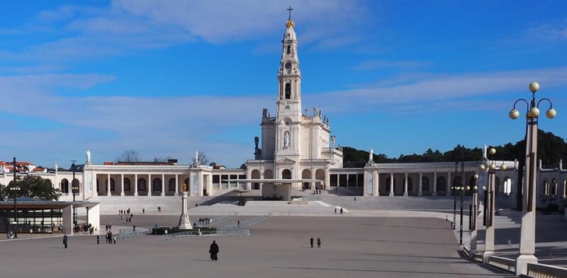Private 1-Day Tour to Fátima, Batalha, Nazaré, and Óbidos - Cultural and Culinary Highlights
