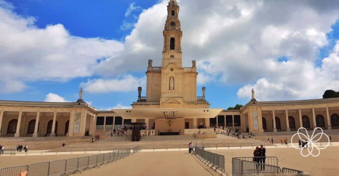 Private 1-Day Tour to Fátima, Batalha, Nazaré, and Óbidos - Coastal Beauty and Seaside Dining