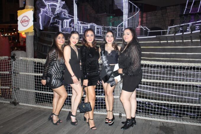 Private 2-Hour LV Limo Tour With Champagne and LV Goodies - Tour Duration and Pickup