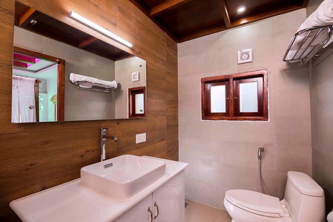 Private 3 Bedroom Luxury Houseboat Trip in Alleppy Backwaters - Houseboat Amenities and Inclusions