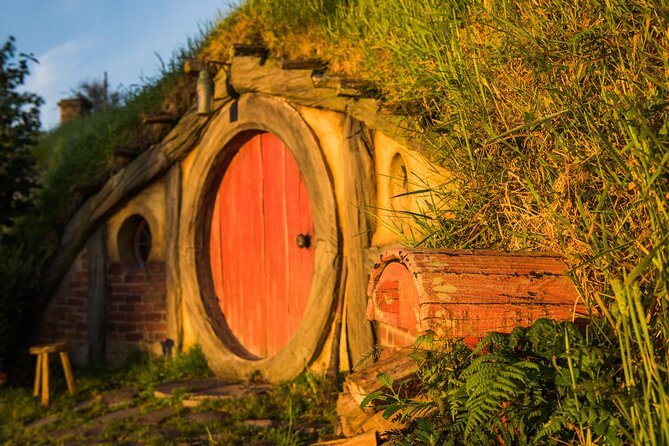 Private 3 Days Tour From Auckland: Hobbiton, Hamilton, Rotorua & Waitomo Caves - Visiting Rotorua and Waitomo Caves