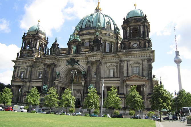 Private 3-Hour Walking Tour of Berlin - Group Size and Accessibility