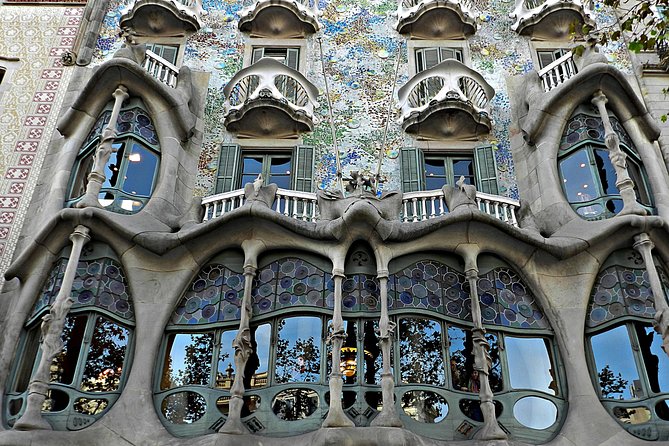 Private 4 Hs City Tour of Barcelona and La Roca Village 5 Hours With Pick up - Pricing and Duration