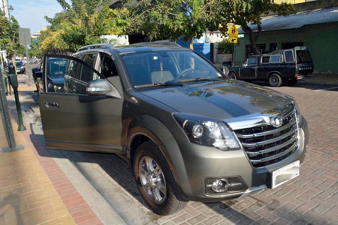 Private Airport Transfer From Guayaquil Airport to Hotel - Vehicle Amenities